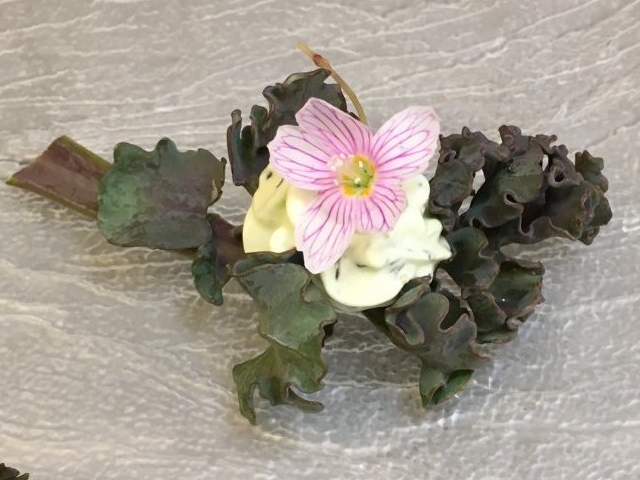 Lille servering med blomst