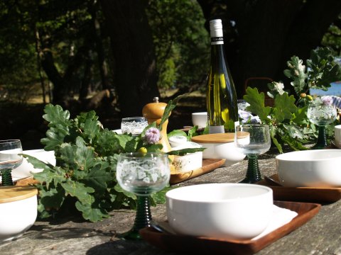 Borddækning udendørs med vin